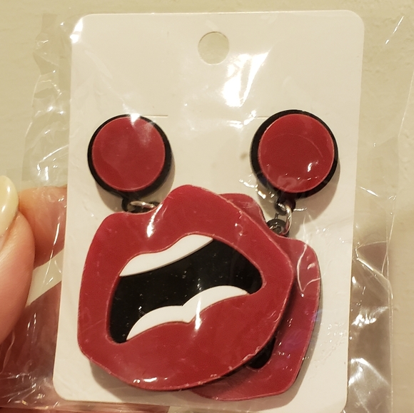 Lips Earrings - Picture 3 of 3